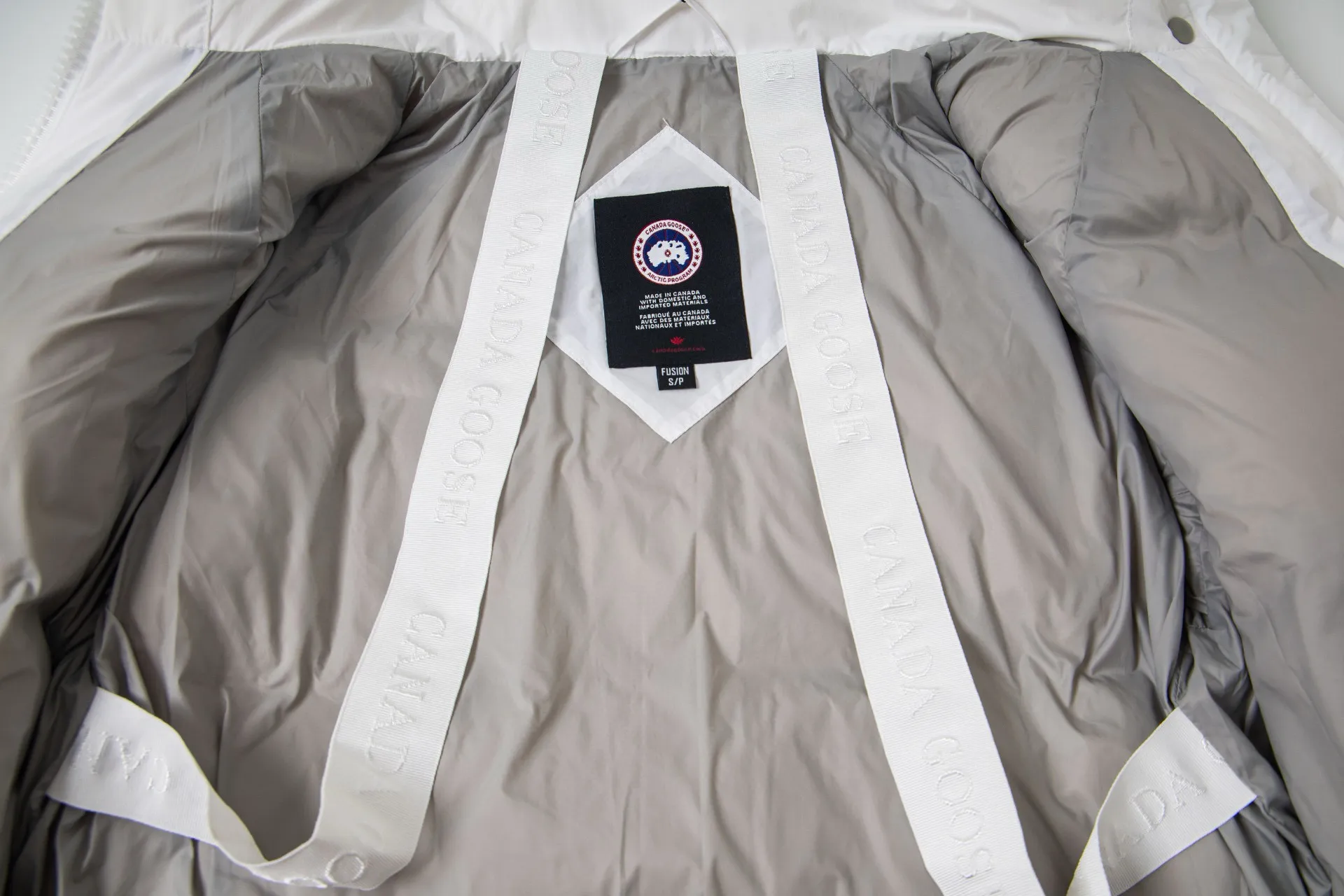 P770 model number: G124 Canada Goose PASTELS series new Parker couple's hooded down jacket 1️⃣The fabric is made of soft EnduraLuxe fabric, which enhances the durability of easy-to-wear parts, is lightweight and durable; the inner liner is made of anti-velvet gallbladder, which is comfortable and soft without velvet. It has a detachable hood, can be adjusted in two directions, and is also filled with down, which brings greater softness and wrapping around the head and neck, and is full of warmth. This parka features white trim on the back and sides, and the hardware locks are all original and custom-made to match the muted fabric color. Goose label: The official website’s new series of silicone material labels, non-embroidery labels. 2️⃣It is very youthful and energetic, and can be easily worn by both men and women. It is very in line with the fashion aesthetic concepts of today's young people! 3️⃣ A full set of customized accessories, complete with three standards, same style for men and women, a must-have for couples! Color: black, white, pink, stone gray, water-soluble blue Size: XS, S, M, L
